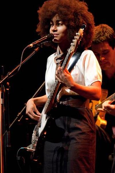 https://cf.ltkcdn.net/guitar/images/slide/232390-400x600-esperanza-spalding.jpg