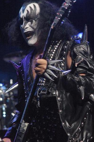 https://cf.ltkcdn.net/guitar/images/slide/55483-398x600-Gene-Simmons-in-concert.jpg