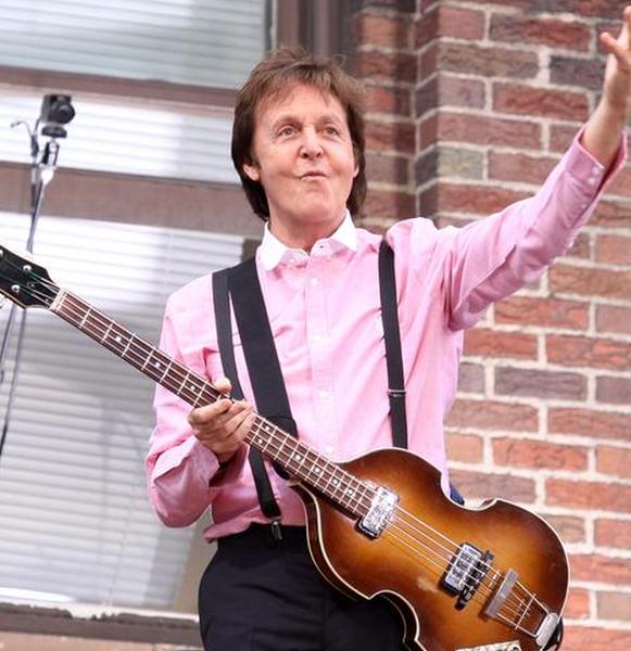 https://cf.ltkcdn.net/guitar/images/slide/55486-581x600-Paul-McCartney-and-bass.jpg