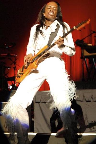 https://cf.ltkcdn.net/guitar/images/slide/55487-400x600-Verdine-White.jpg