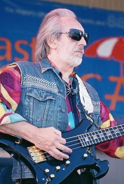 https://cf.ltkcdn.net/guitar/images/slide/55491-406x600-John-Entwistle.jpg
