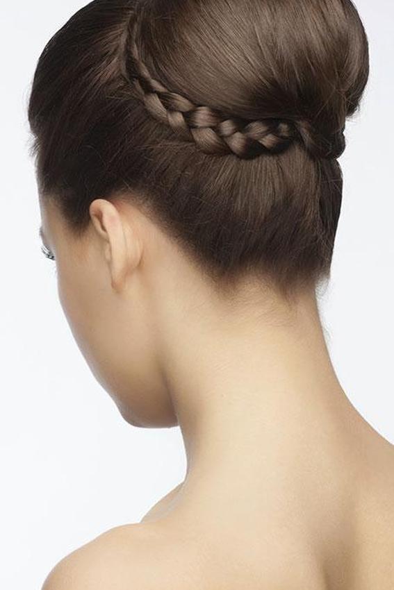 https://cf.ltkcdn.net/hair/images/slide/189075-567x850-bun-with-braid-circelet.jpg