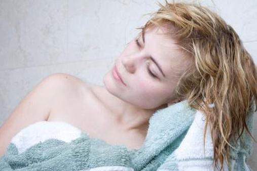 Девушка сушит волосы