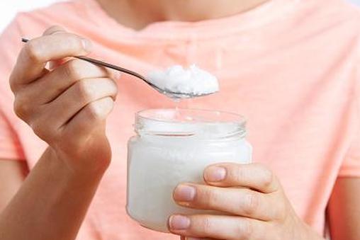 Женщина с ложкой кокосового масла