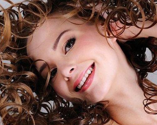 https://cf.ltkcdn.net/hair/images/slide/3955-501x400-curlylook15.jpg