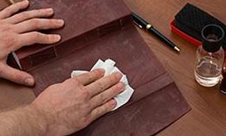 Чистка кожаных сумок