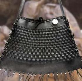 черный резиновый кошелек с бахромой