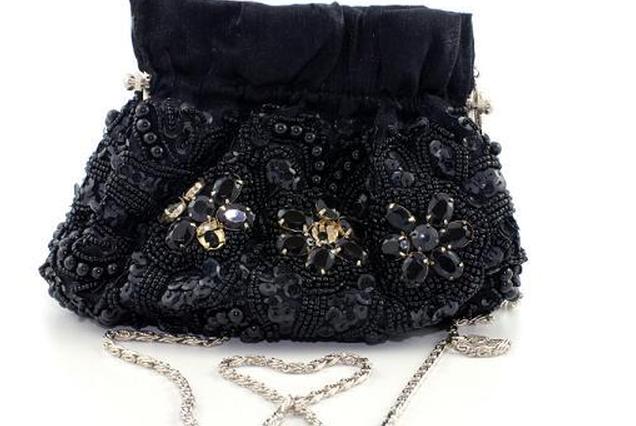 https://cf.ltkcdn.net/handbags/images/slide/38693-636x426-Black-Beaded.jpg