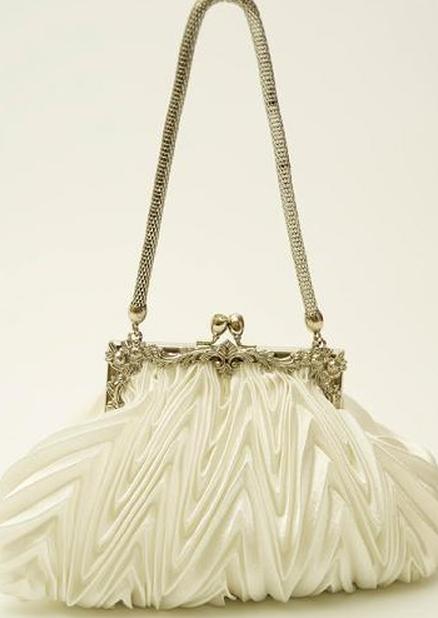 https://cf.ltkcdn.net/handbags/images/slide/38696-438x618-White-Cloth-Purse.jpg