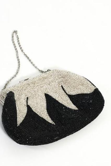 https://cf.ltkcdn.net/handbags/images/slide/38697-425x636-Black-and-White-Beaded.jpg