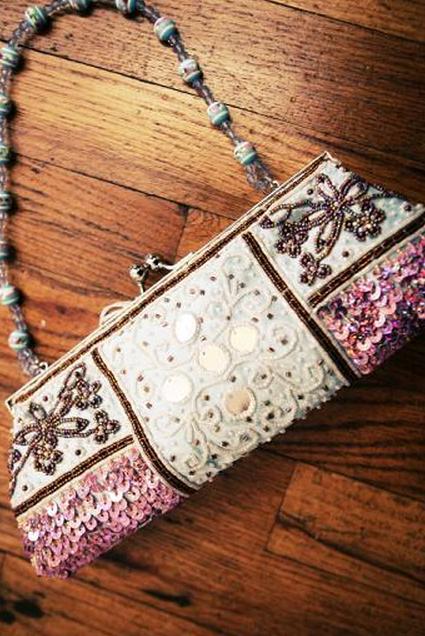 https://cf.ltkcdn.net/handbags/images/slide/38698-425x636-Pink-and-White-Beaded.jpg