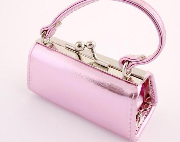 https://cf.ltkcdn.net/handbags/images/slide/38700-586x462-Pink-Clutch119.jpg
