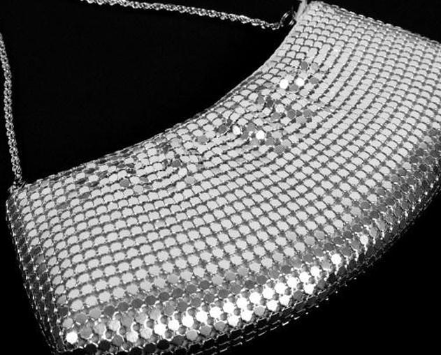 https://cf.ltkcdn.net/handbags/images/slide/38701-631x509-Silver-Clutch.jpg