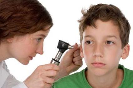 Медсестра осматривает ухо мальчика