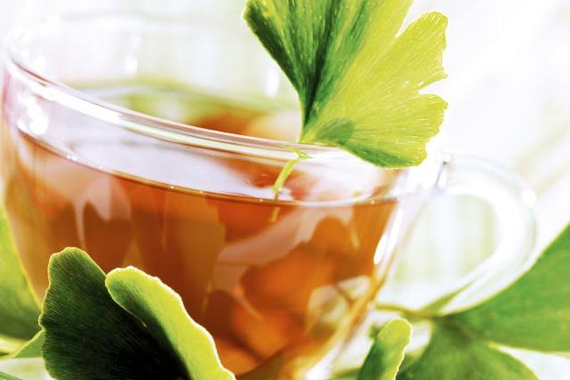 Чашка чая гинкго с листьями гинкго 