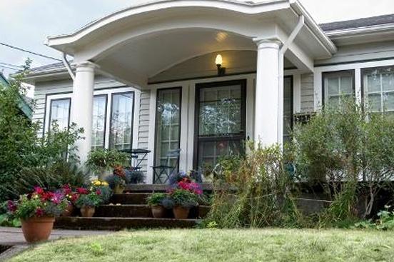 https://cf.ltkcdn.net/homeimprovement/images/slide/104580-552x367-Porch-10.jpg