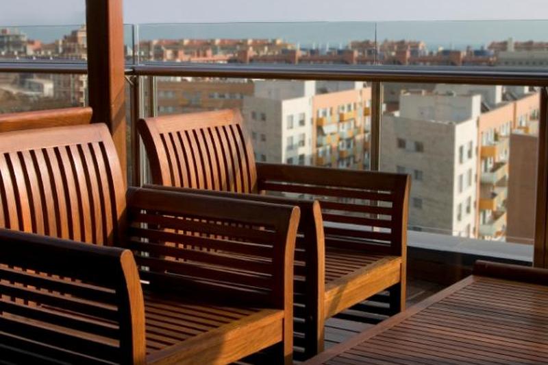 Деревянная мебель и перила на крыше