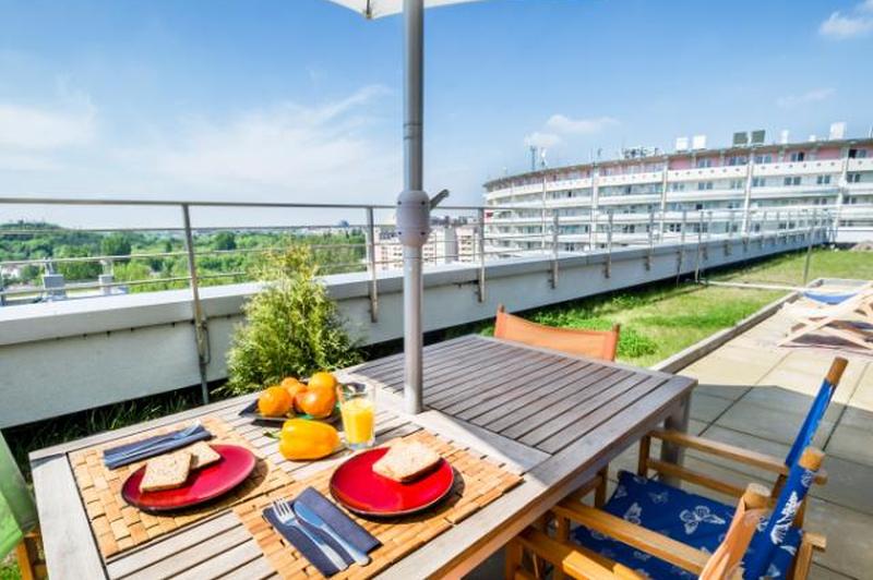 терраса на крыше со столом