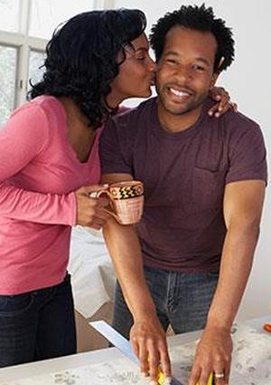 Женщина Дева целуется с мужчиной