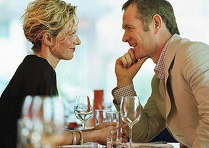Пара обсуждает во время изысканного ужина