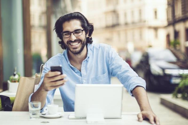 Мужчина улыбается