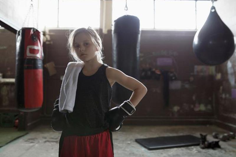 Девушка-боксер Овен в спортзале