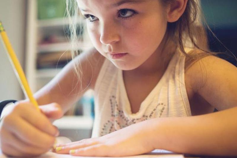 Девушка Козерог делает домашнее задание