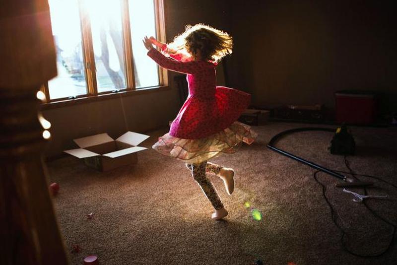 Маленькая девочка танцует в гостиной