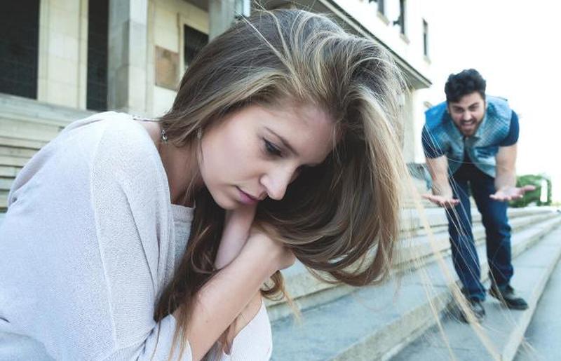 злой мужчина кричит на свою девушку