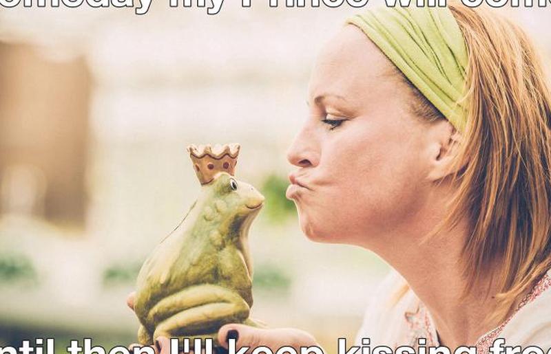 Женщина целует лягушку 