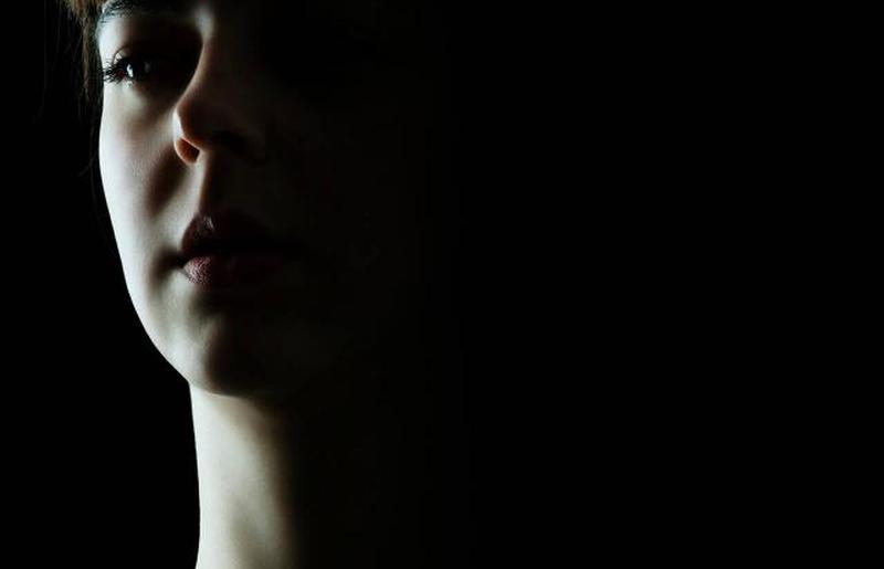 Депрессивная молодая женщина
