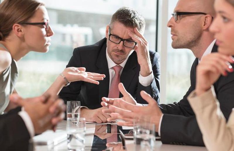 Деловые люди спорят 