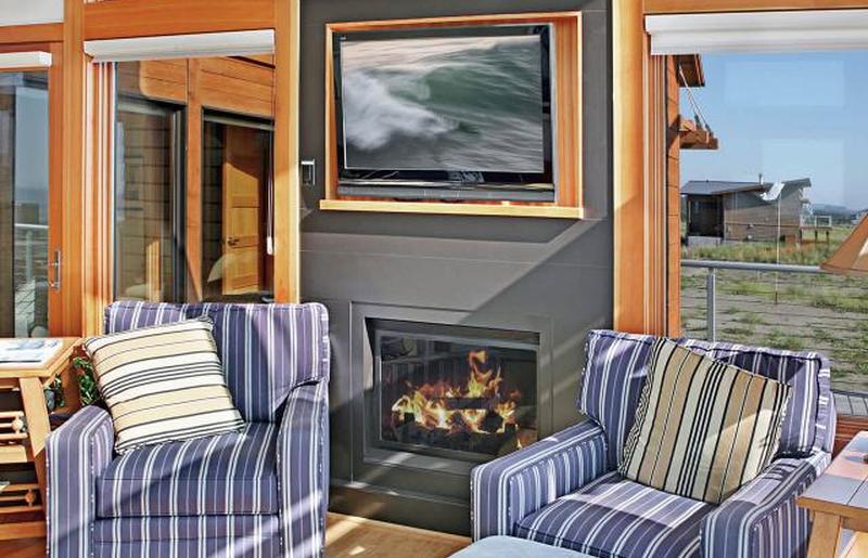 Стулья и камин в гостиной