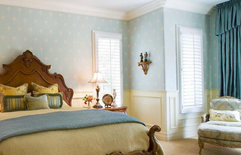 Элегантная спальня с голубыми обоями
