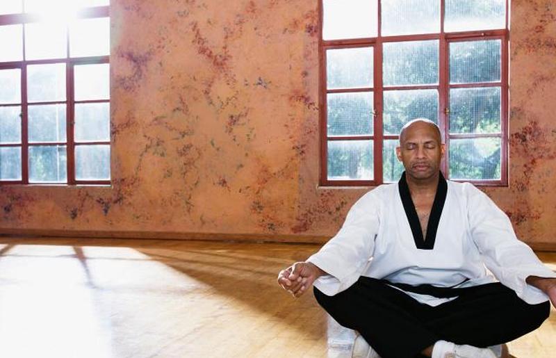 мужчина медитирует на полу