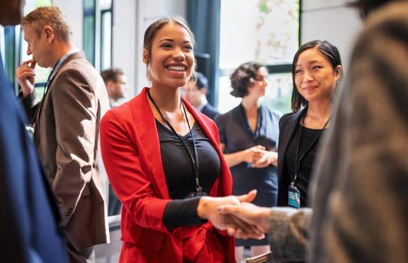 Рукопожатие деловых женщин 