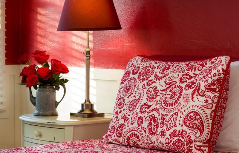 Спальня в красных тонах с узорчатым постельным бельем