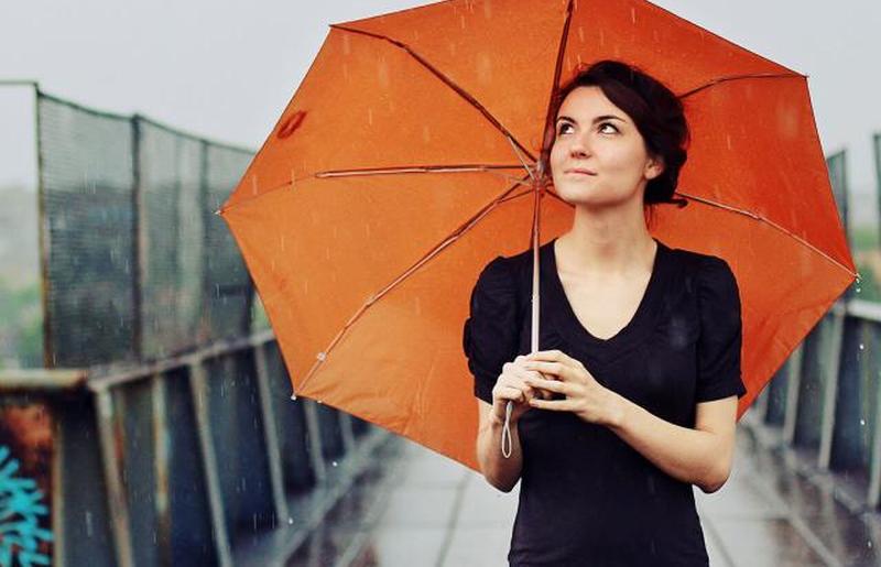 женщина с оранжевым зонтом