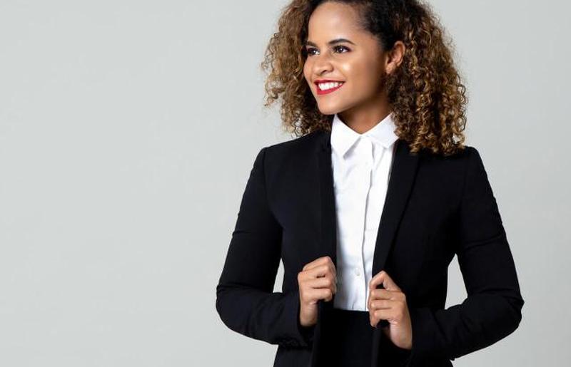 деловая женщина в официальной одежде