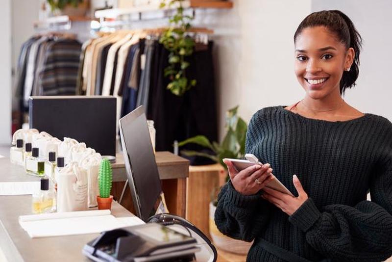 Продавщица улыбается с прилавка