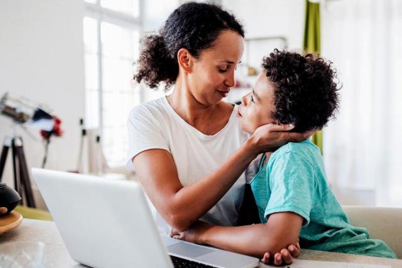 Мама ласкова с маленьким сыном