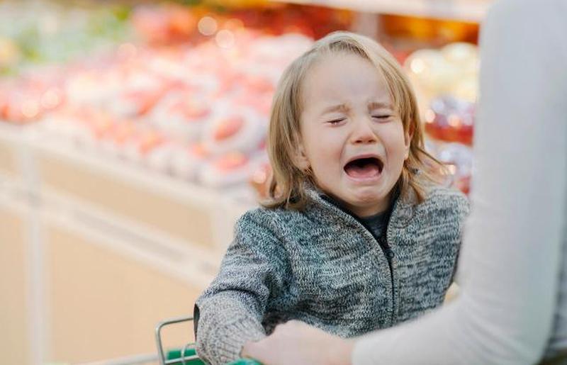 Ребенок плачет в корзине 