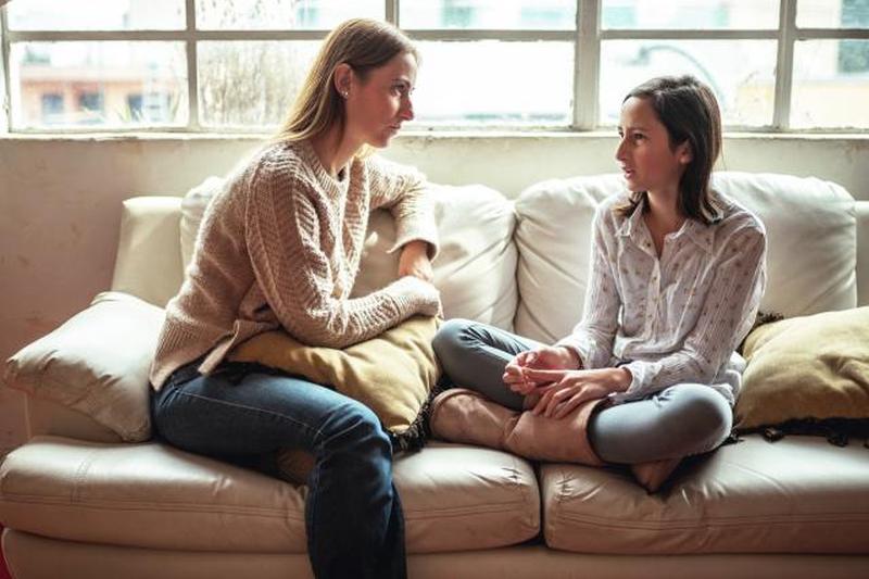 Дочь объясняет матери, что произошло в школе