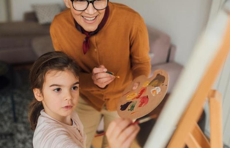 женщина и внучка рисуют