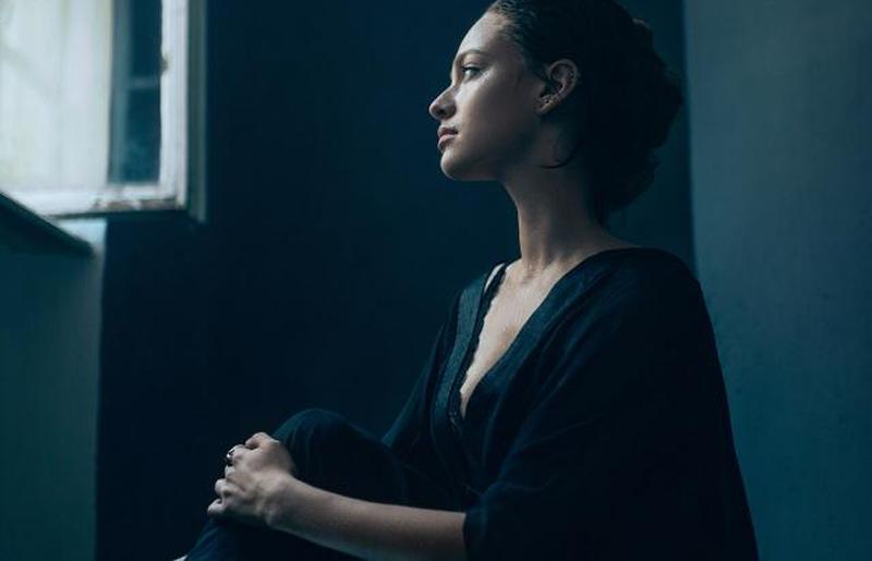 молодая грустная женщина