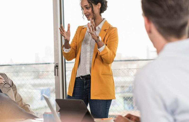 люди, имеющие встречу в офисе