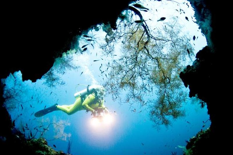 Глубоководный ныряльщик в пещере