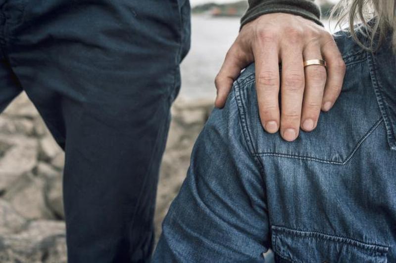 Женатый сын кладет руку на плечо отца