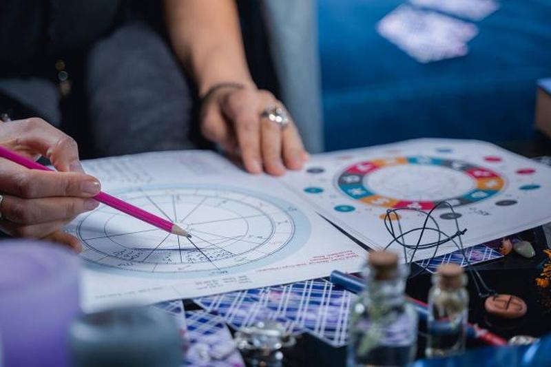 астролог вычисляет восходящий знак своих клиентов