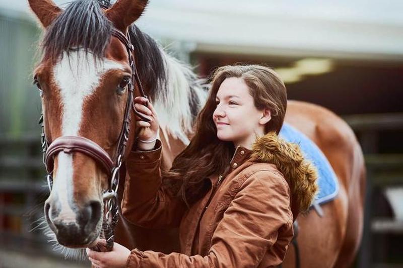 девочка-подросток стоит рядом со своим понтом